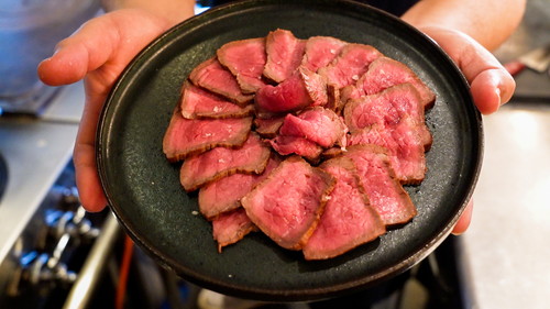 盛り付けられたローストビーフ