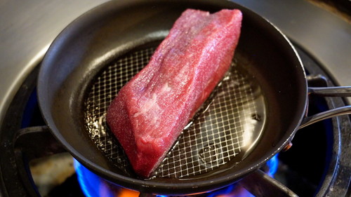 塊肉を用意をフライパンで焼く