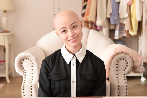 映画「ブラックナイトパレード」でスキンヘッドを披露した橋本環奈