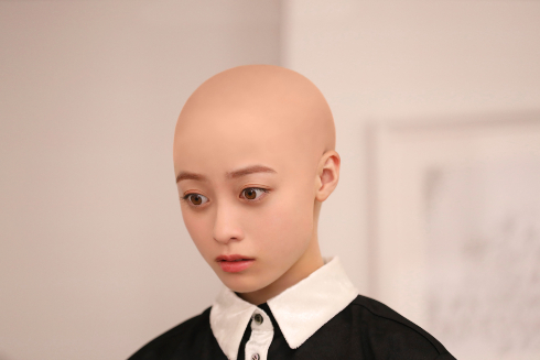 映画「ブラックナイトパレード」でスキンヘッドを披露した橋本環奈