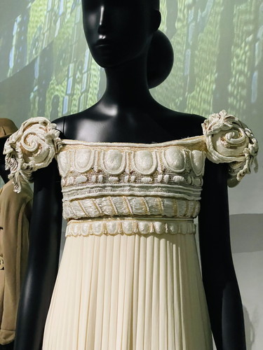 ディオール展”で「セーラームーン」のプリンセス・セレニティの