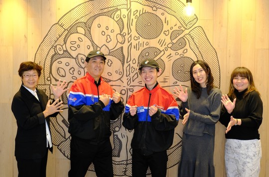 　ドミノ・ピザは12月26日から、大阪の「ドミノ・ピザ 東三国店」で、「1枚買うと2枚無料」キャンペーンを期間限定で実施