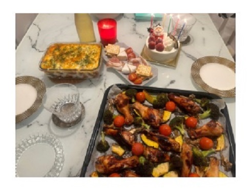 才賀紀左衛門のパートナーである絵莉が用意したクリスマスイブのメニュー