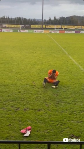 泣くサッカー選手