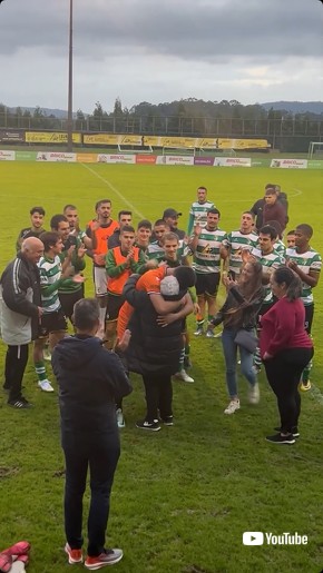 抱き合うサッカー選手と祖母