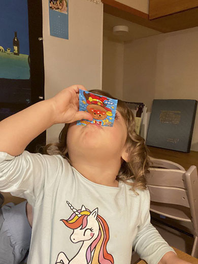 ふりかけを直飲みする2歳児