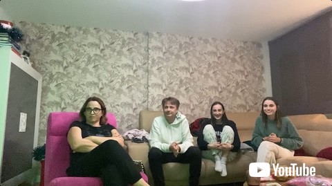 試合を見る家族