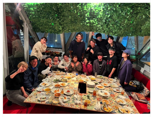 恋愛バラエティー番組「あいのり」桃とクロが鉄平や聖二ら15人と忘年会