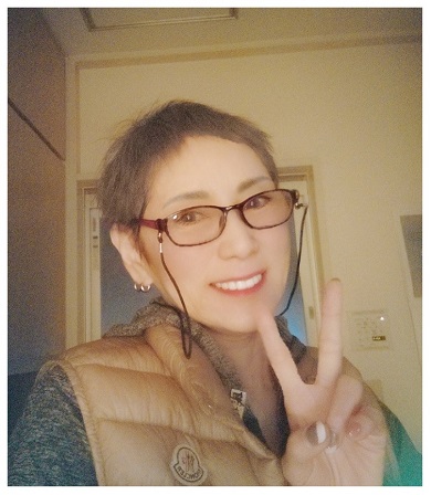 クレジットカード紛失後の対処を報告する秋野暢子