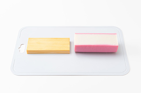 かまぼこを板からきれいに切り外すライフハックを紀文が披露　「お正月に必須の知識」「いつも申し訳なく思ってた」と話題に