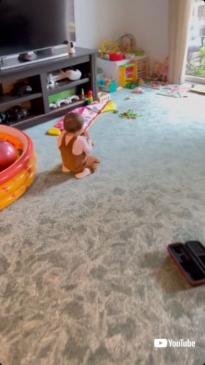 歌を歌う赤ちゃんの後ろ姿