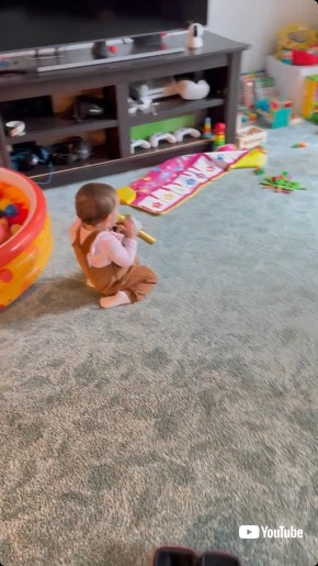 夢中で歌を歌う赤ちゃん