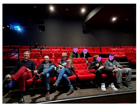 友人ファミリーと「アバター2」を見にいった中村江里子