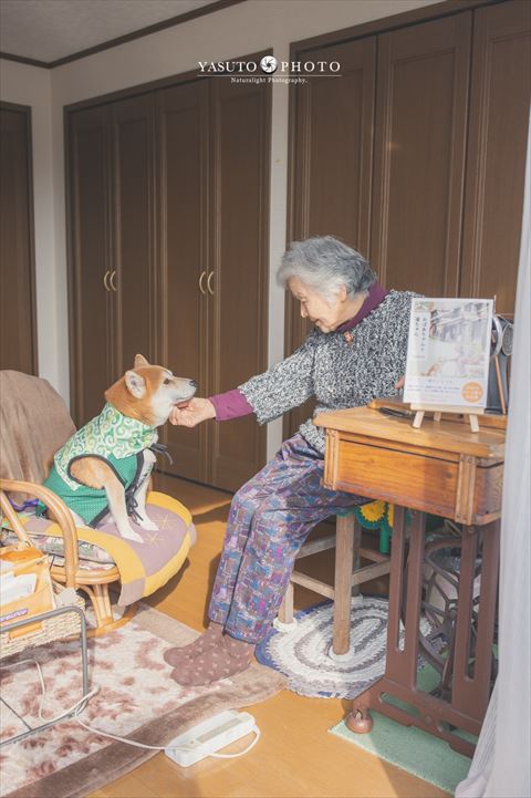 ワンコのアゴをなでるおばあちゃん