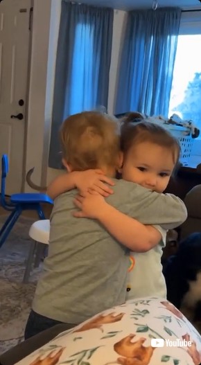 ハグする赤ちゃん