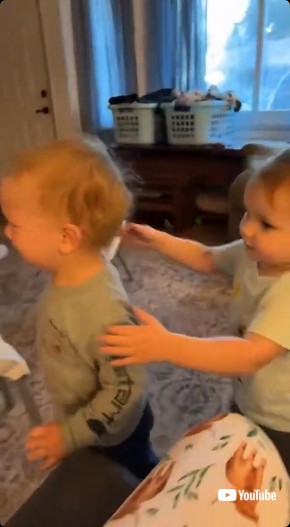 後ろから手をのばす赤ちゃん