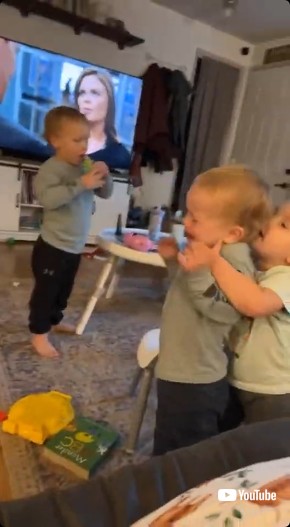 後ろから抱きしめる赤ちゃん