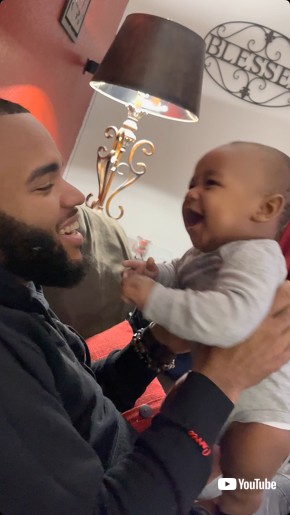 見つめ合う親子