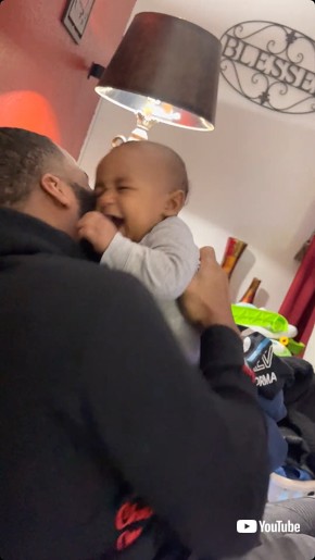 抱きしめる父親