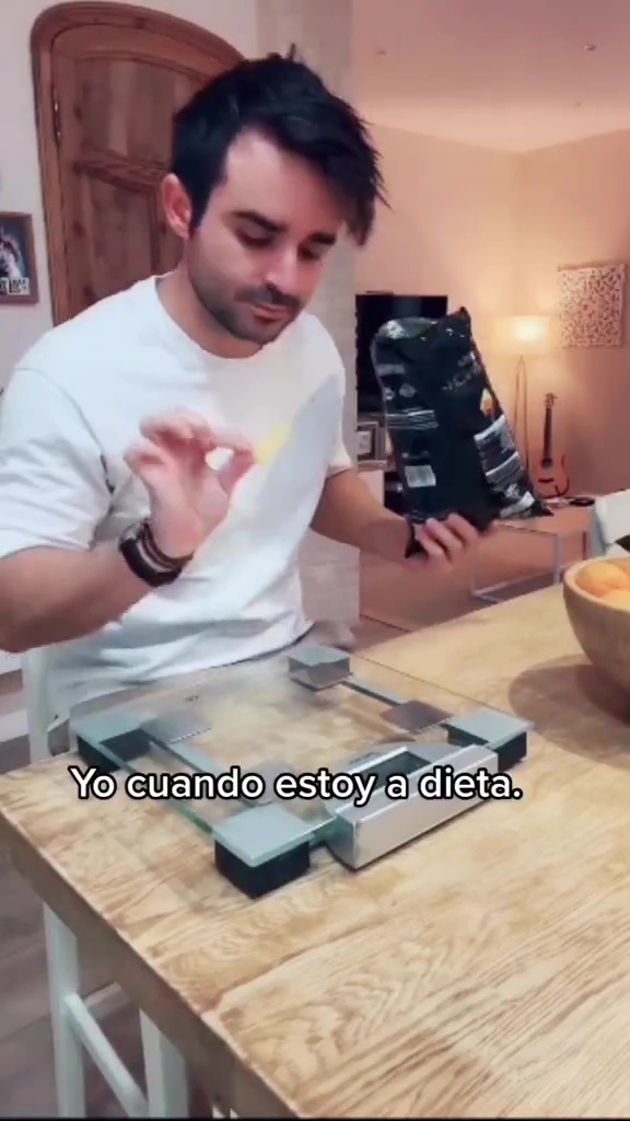 「ダイエット中」の動画が大変心強く何の意味もなくて人気　「0グラムだから絶対0カロリー」「今度からこうして食べる」