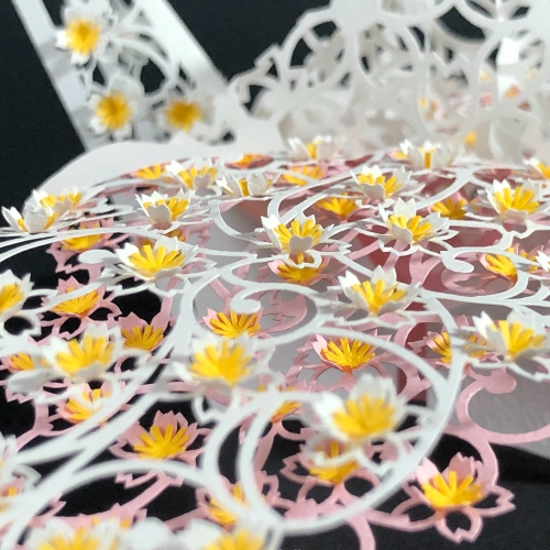 立体切り絵「桜×アール・ヌーヴォー」を寄りで見る