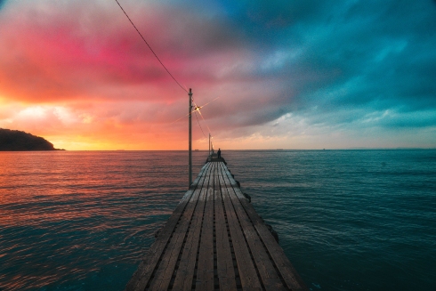 赤い空と海、青い空と海