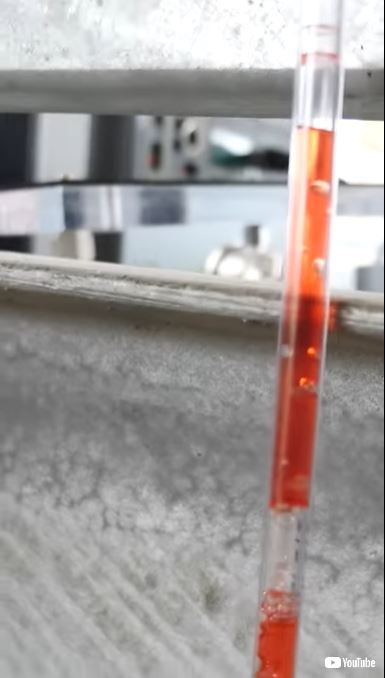 「世界最長のストローで水を飲む」のは可能か？　真空ポンプで吸い上げてみた実験が興味深い