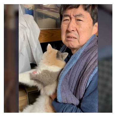 発見されたベスを抱く笠井信輔