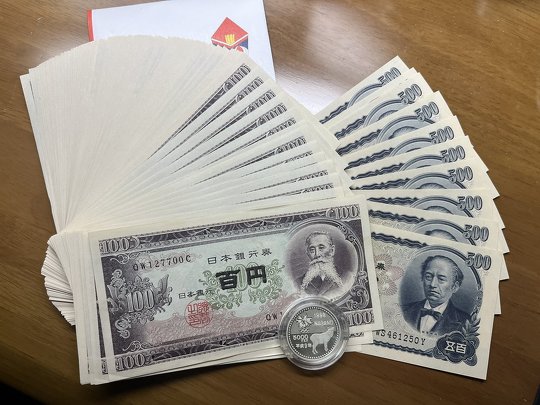 親戚の子どもへのお年玉を「百円券100枚」で渡した人が、SNS上で「ホンモノなのか」「逆に欲しい」などと話題