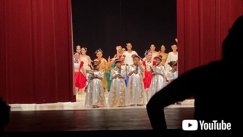 どん帳が閉まる舞台