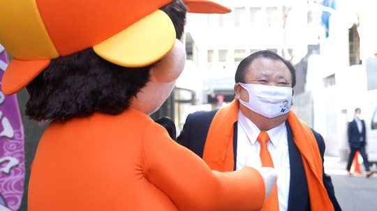 寿司チェーン「すしざんまい」を運営する喜代村の木村清社長が大きく両手を広げて「お寿司と言えば……」と切り出したのに、重要な「すしざんまい！」という言葉はカットされてしまう――。SNSでも話題となった、NHKの番組で起きた珍騒動をパロディしたCMが公開されました