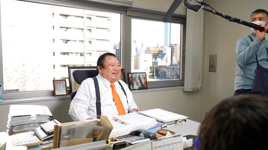 寿司チェーン「すしざんまい」を運営する喜代村の木村清社長が大きく両手を広げて「お寿司と言えば……」と切り出したのに、重要な「すしざんまい！」という言葉はカットされてしまう――。SNSでも話題となった、NHKの番組で起きた珍騒動をパロディしたCMが公開されました