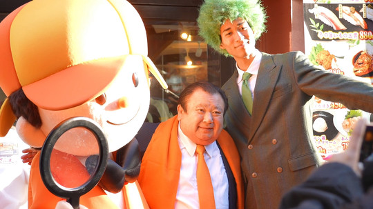 寿司チェーン「すしざんまい」を運営する喜代村の木村清社長が大きく両手を広げて「お寿司と言えば……」と切り出したのに、重要な「すしざんまい！」という言葉はカットされてしまう――。SNSでも話題となった、NHKの番組で起きた珍騒動をパロディしたCMが公開されました