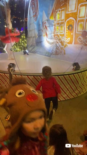 バレリーナを見る少女