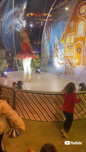 バレリーナに合わせて回転する少女