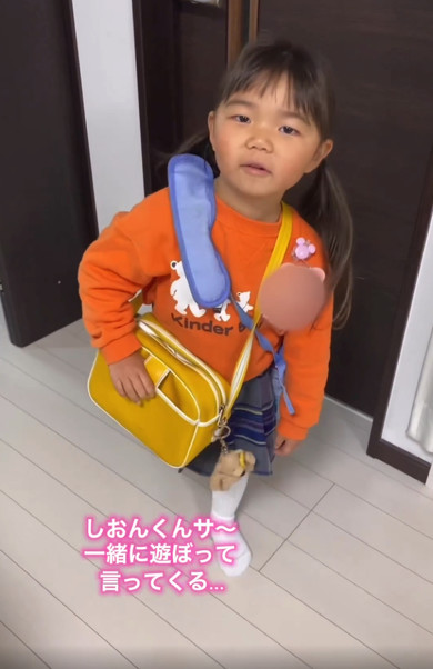 ママと娘が恋話をしている動画