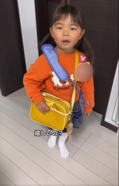 ママと娘が恋話をしている動画