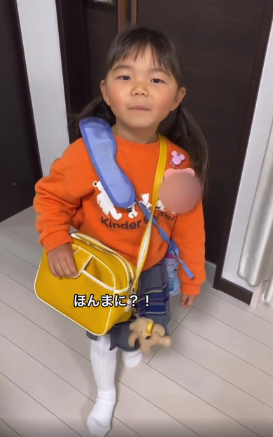 ママと娘が恋話をしている動画