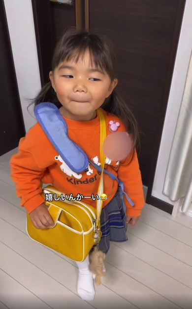 ママと娘が恋話をしている動画