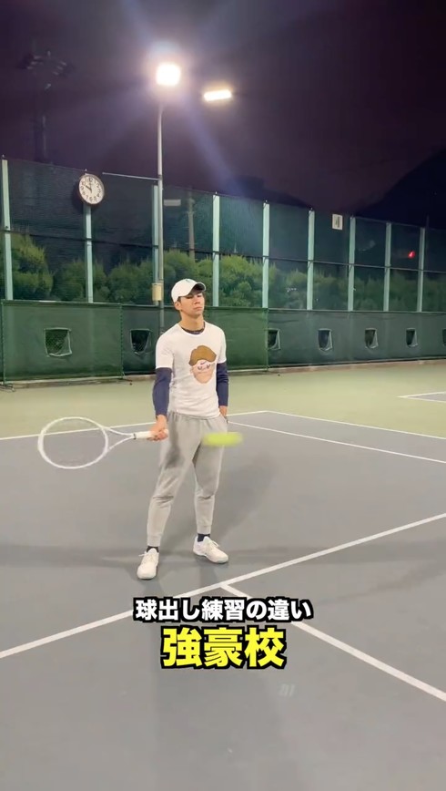 弱小校と強豪校のテニス部の違いを説明したコントが、TikTokで370万回以上再生されるなど人気