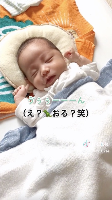 うなり声をあげる赤ちゃんの写真