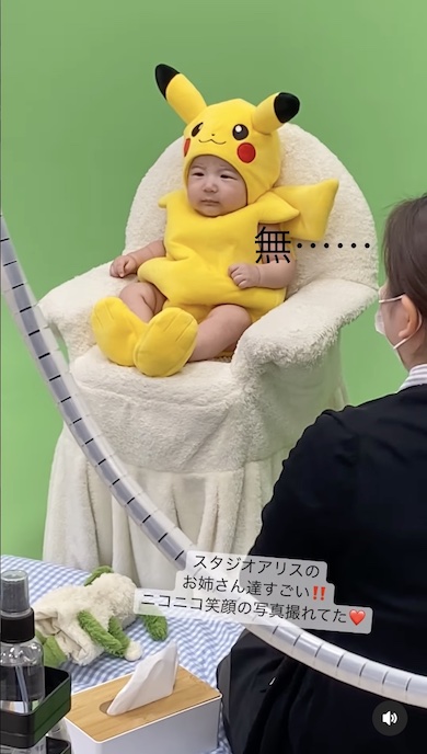 ピカチュウの着ぐるみを着て無表情の赤ちゃんの写真