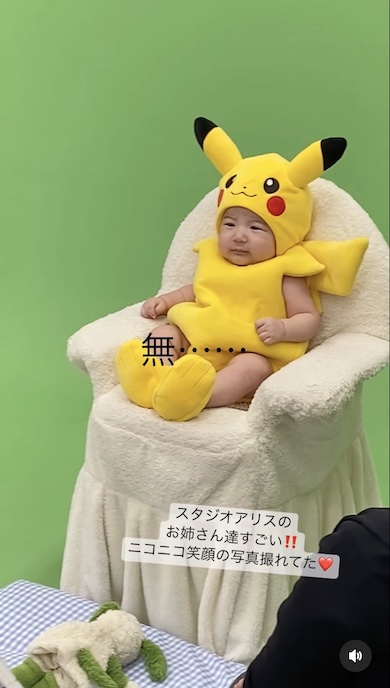 再び真顔になる赤ちゃんの写真