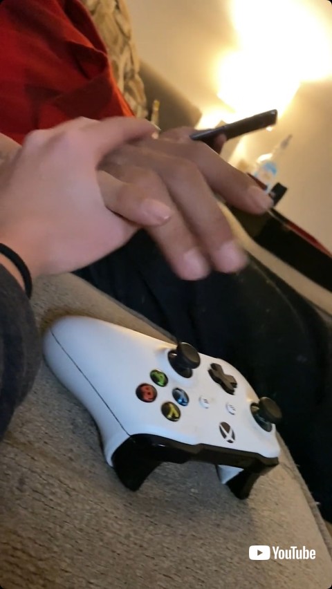 手をつなぐカップル