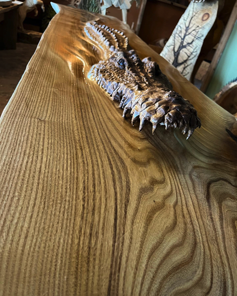 木彫りのワニのテーブル