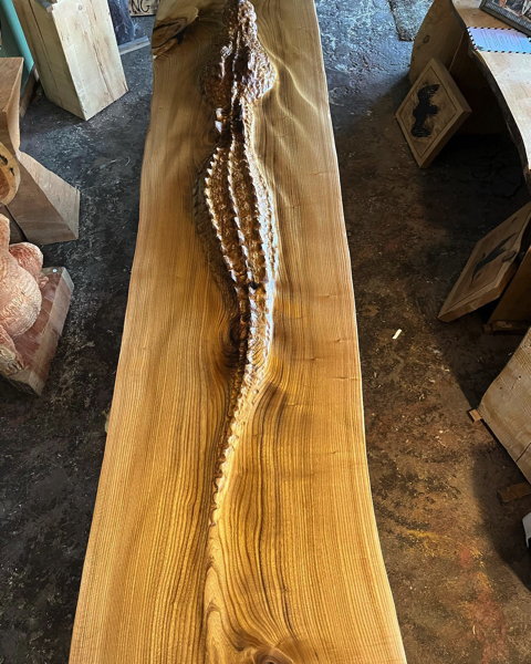 木彫りのワニのテーブル