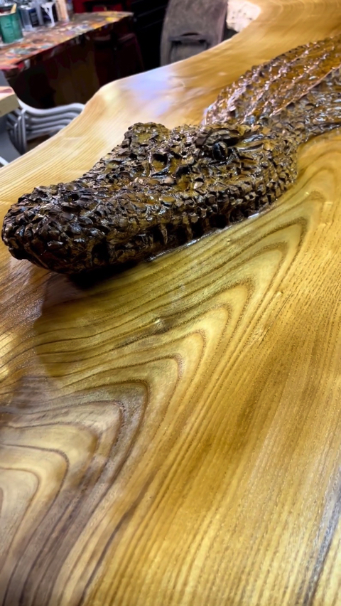 木彫りのワニのテーブル