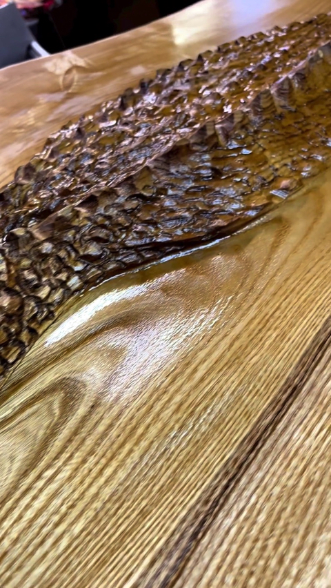 木彫りのワニのテーブル