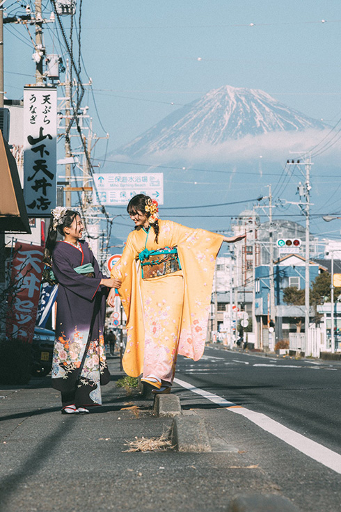 “日本一映える日常”から二年後の成人式の写真がすてき　富士山を背景にした撮影が「これぞエモ」と話題