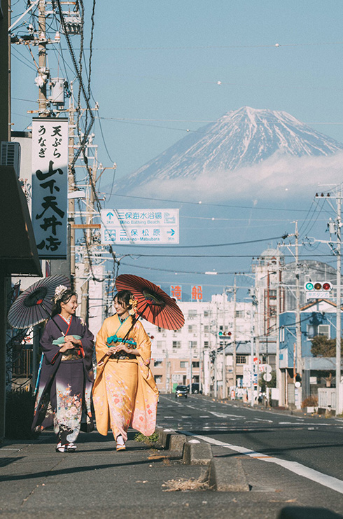 “日本一映える日常”から二年後の成人式の写真がすてき　富士山を背景にした撮影が「これぞエモ」と話題